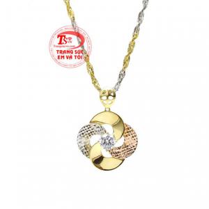 Các nhà chế tác cũng khéo léo kết hợp vàng màu, vàng trắng, và vàng hồng để sản phẩm trông ấn tượng hơn.