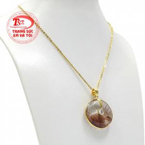 Thạch anh tóc được biết đến là biểu tượng của năng lượng, may mắn và thịnh vượng.