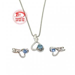 Sự kết hợp vàng trắng cùng đá topaz mang đến bộ sản phẩm hợp thời trang và được rất nhiều khách hàng yêu thích, lựa chọn.