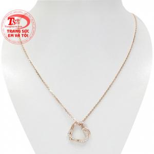 Bộ trang sức trái tim kim cương được chế tác từ vàng hồng 18k. Thiết kế tinh tế, trẻ trung và hợp phong cách.