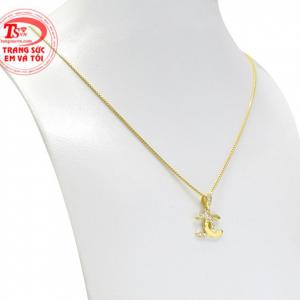 Những viên đá cz lấp lánh được kết hợp cùng vàng tạo độ bắt sáng cho bộ dây chuyền. 