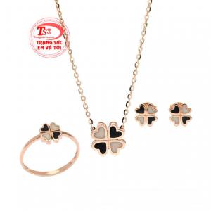 Bộ trang sức vàng hồng may mắn mang đến vẻ yêu kiều và duyên dáng cho người đeo.