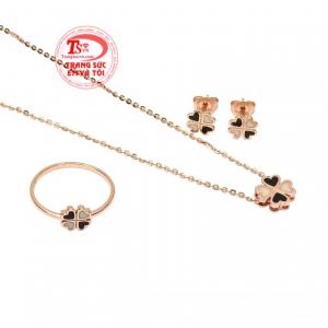 Nếu như dây chuyền giúp khoe được sự mềm mại, thì chiếc nhẫn nhỏ xinh có tác dụng tôn lên vẻ nhẹ nhàng cho bàn tay xinh xắn, và đôi hoa tai mang đến sự thanh tú cho khuôn mặt.