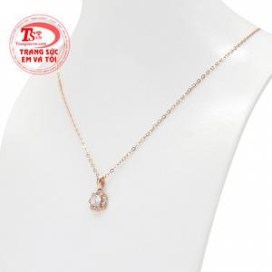 Thiết kế với kiểu dáng trẻ trung, kết hợp với những viên đá cz lấp lánh thu hút mọi ánh nhìn. 