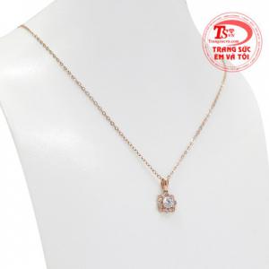 Với bộ trang sức này, bạn gái thỏa sức kết hợp với các trang phục đi chơi hoặc đi làm. 