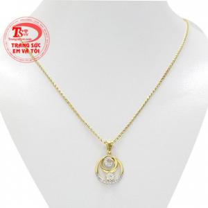 Bộ trang sức vàng tây hoàn hảo được chế tác vô cùng tinh tế và tỉ mỉ. 