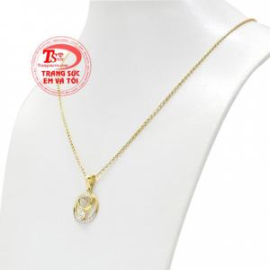 Trang sức phù hợp sẽ giúp bạn gái trở nên tự tin và tỏa sáng.