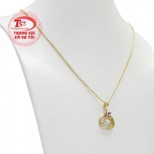Kết hợp các chi tiết cách hài hòa cùng thiết kế trẻ trung mang tới bộ trang sức hợp xu hướng.