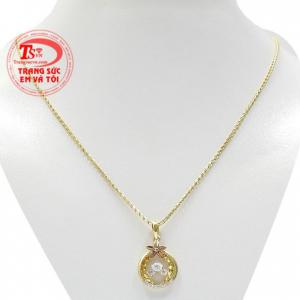Bộ trang sức vàng tây phong cách với chế tác từ vàng tây 18k bền đẹp.