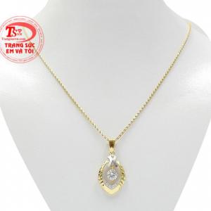 Bộ trang sức vàng tây sang trọng với điểm nhấn là những đường nét phay bắt sáng cùng đá cz lấp lánh. 