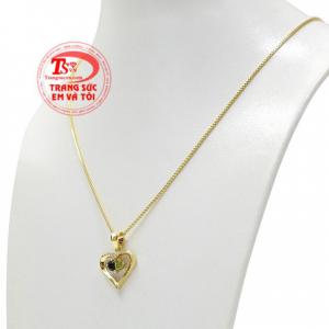 Kiểu dáng tinh tế, trang nhã phù hợp với nhiều trang phục từ đi chơi, dạo phố hay đi làm. 