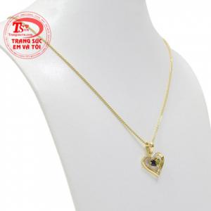 Điểm nhấn là viên sapphire và viên peridot thiên nhiên hợp phong thủy.