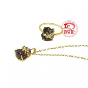 Bộ trang sức phù hợp với nhiều độ tuổi.