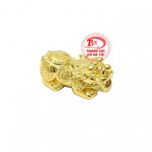 Charm tỳ hưu vàng cát tường được chế tác nhỏ xinh mang tài lộc đến cho người đeo. 