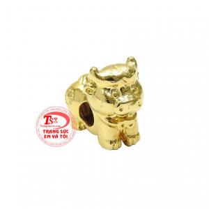 Charm vàng tuổi Sửu xinh xắn được chạm khắc tinh xảo mang đến một sản phẩm dễ thương. 