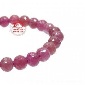  Không những thế trong phong thủy đá ruby còn có nhiều lợi ích mang đến nhiều may mắn về tài lộc cho người dùng. 