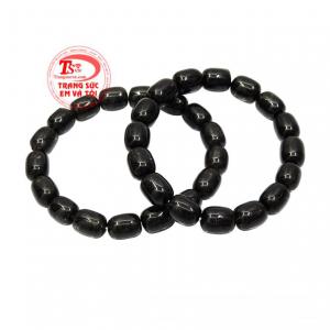 Còn về phương diện phong thủy, đá thạch anh tóc giúp người đeo có thêm vận may về tài lộc và ngày càng hưng thịnh hơn. 