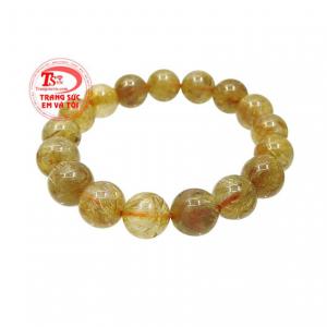 Chuỗi thạch anh tóc bình an 12 ly là chuỗi tay hộ mệnh cho người mệnh kim và mệnh thổ.