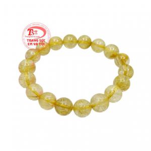 Chuỗi thạch anh tóc thiên nhiên 11 ly với những hạt không màu, nhiều bao thể kim que màu nâu vàng và vàng đẹp mắt.