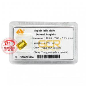 Đá sapphire thiên nhiên sung túc được chạm khắc tỉ mỉ với ánh vàng bắt mắt.