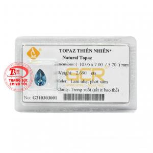 Đá Topaz thiên nhiên an yên được chạm khắc tinh xảo, bắt sáng. 