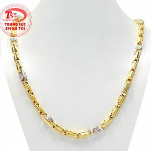 Dây chuyền ấn tượng vàng tây với sự kết hợp vàng trắng cùng vàng màu khiến sản phẩm trở nên thu hút hơn. 