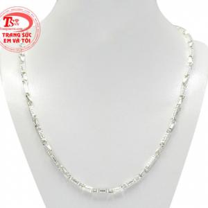 Dây chuyền bạc ấn tượng phái mạnh thiết kế nổi bật với những chi tiết được chế tác cầu kỳ, đẹp mắt. 