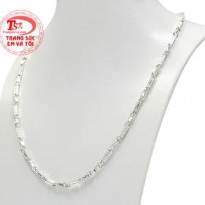 Kiểu dáng trẻ trung, hợp thời trang dễ dàng kết hợp với nhiều kiểu trang phục và phụ kiện.