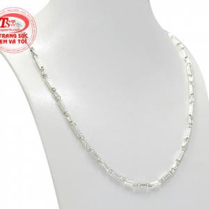 Được chế tác từ bạc 92.5 có tính kháng khuẩn và cản gió sẽ giúp người dùng được bảo vệ và có sức khỏe tốt. 
