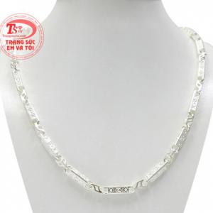 Dây chuyền bạc danh vọng được chế tác đầy tinh tế mang đến vẻ cá tính cho người đeo.