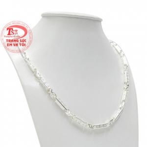 Mặc dù giá thành rẻ hơn trang sức vàng nhưng vẫn không kém phần sang trọng và thời trang.