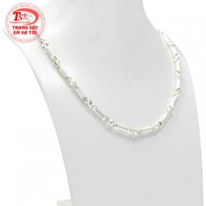 Sản phẩm có thể kết hợp cùng mặt dây chuyền bạc toát lên vẻ khỏe khoắn, năng động và hợp thời trang.