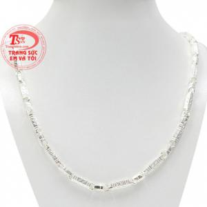 Dây chuyền bạc nam kiểu cách phù hợp với nhiều độ tuổi. 