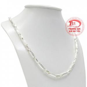 Kiểu dáng nam tính giúp phái mạnh toát lên phong thái và bản lĩnh đàn ông. 