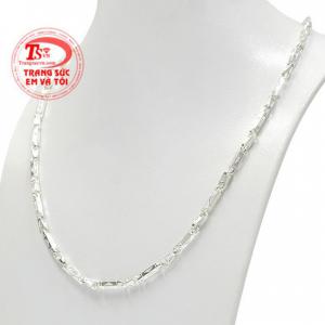  Dưới đôi tay tài hoa của người thợ chế tác, chiếc dây chuyền với vẻ đẹp nam tính, hợp thời trang phù hợp với nhiều độ tuổi. 