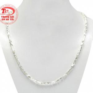 Dây chuyền bạc nam lãng tử được chế tác từ bạc 92.5. 