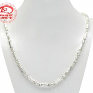 Dây chuyền bạc nam nổi bật với những họa tiết được chế tác công phu, tỉ mỉ.