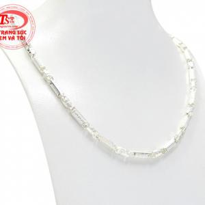 Dây chuyền nam bạc là mẫu trang sức gần đây được nhiều phái mạnh lựa chọn để thể hiện phong cách thời trang.