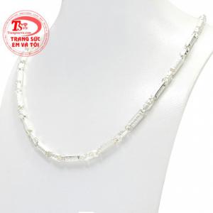 Với chỉ một chiếc dây chuyền thôi cũng đủ để nam giới nổi bật được cá tính và vẻ điển trai cho mình.