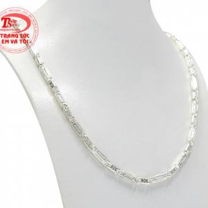 Thiết kế trẻ trung, hợp xu hướng giúp người dùng dễ dàng kết hợp cùng nhiều kiểu trang phục.