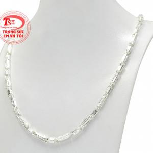 Sản phẩm chế tác từ bạc 92.5, bền đẹp.