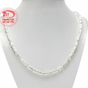 Dây chuyền bạc nam tính độc đáo đang mẫu sản phẩm mới được nhiều phái mạnh ưa chuộng. 