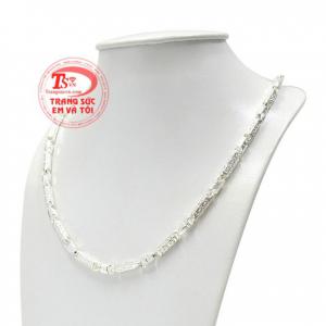 Chiếc dây chuyền này vừa để làm đẹp vừa mang đến vẻ nam tính, thời trang cho người đeo. 