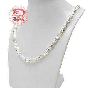 Sản phẩm có thể kết hợp mặt dây chuyền bạc đeo hợp thời trang và cá tính cho người đeo.