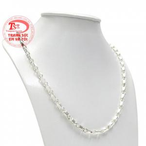 Không những thế đeo dây chuyền bạc còn giúp kháng khuẩn và cản gió, bảo vệ sức khỏe cho người dùng. 