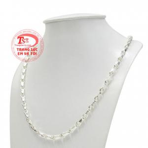 Dây chuyền bạc luôn là trang sức được phái mạnh đặc biệt yêu thích vừa mang đến vẻ điển trai mà giá thành cũng ưu đãi. 