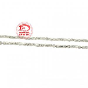 Sản phẩm có thể kết hợp cùng mặt dây để tăng thêm điểm nhấn cho phong cách riêng của bạn.