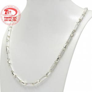 Thiết kế độc đáo mang đến vẻ nam tính và mạnh mẽ giúp người đeo thêm tự tin, thể hiện cá tính.