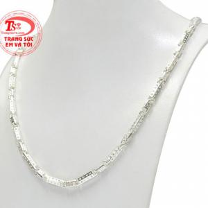 Sản phẩm được chế tác tinh xảo từ chất liệu bạc 92.5, bền đẹp và có tính kháng khuẩn tốt. 