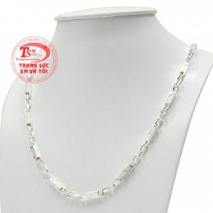 Đeo chiếc dây chuyền giúp phái mạnh toát lên được phong thái đàn ông mang đến vẻ điển trai và năng động đến cho người đeo.
